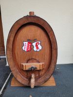 Holzfass mit Wappen von Wallis und Baselland gemalt.
