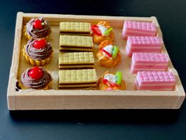 Patisseries auf Tablett f/Puppenstuben. Handarb./GB. NP 28.0