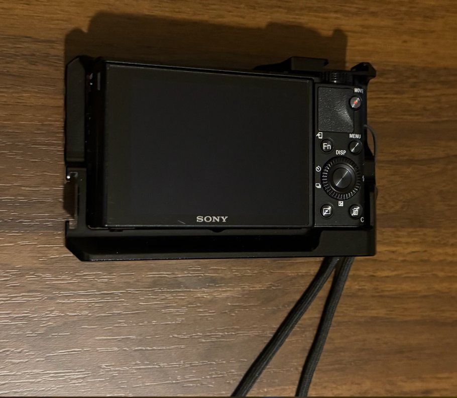 Sony Fotocamera: Sony RX100 VII + SmallRig + JJC adapter+ 2 batteries+charger – Usato da Lausanne venduto da bob_zv8h 1