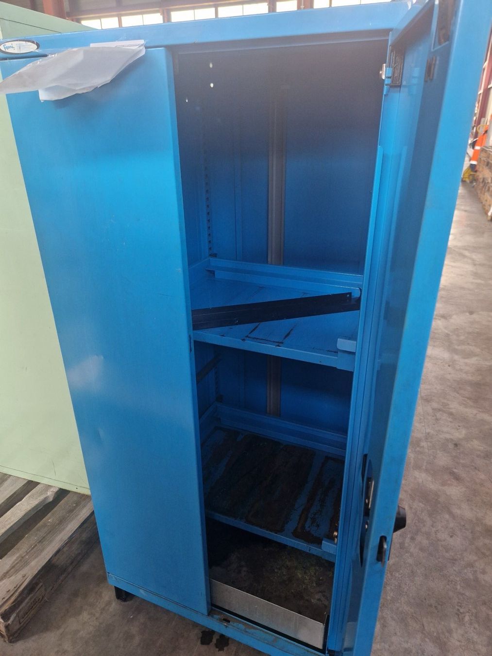 Armoires: Werkzeugschrank Blau – D'occasion à Brügg BE par mullermachines 1