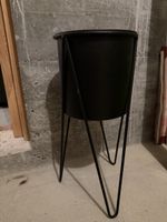 Cache-pot sur pied métallique