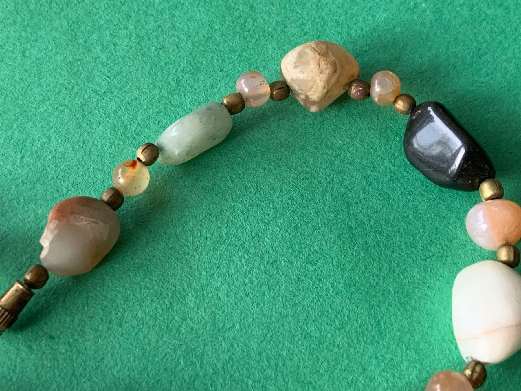 Ketten: Steinkette Erdton mit goldelementen (45 cm) – Gebraucht aus Dittingen von Bellevista 2