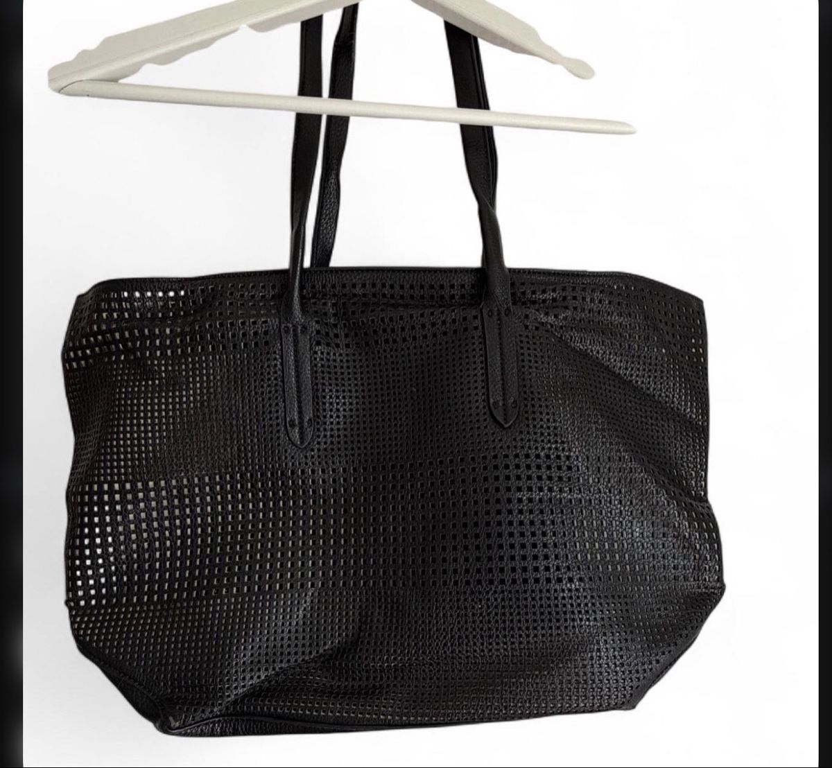 Taschen: Black perforated leather tote bag with adjustable straps #le – Gebraucht aus Zürich von onlyifashion