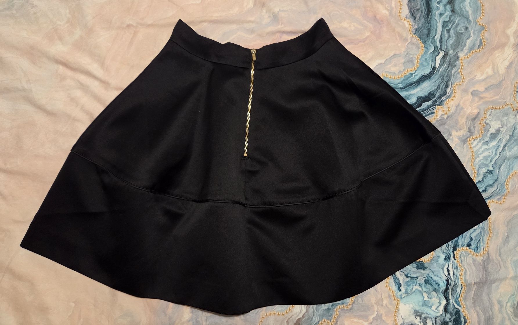 H&M Gonne: Ein üppiger H&M Rock aus Satin – Usato da Zug venduto da opo_cy5d 2