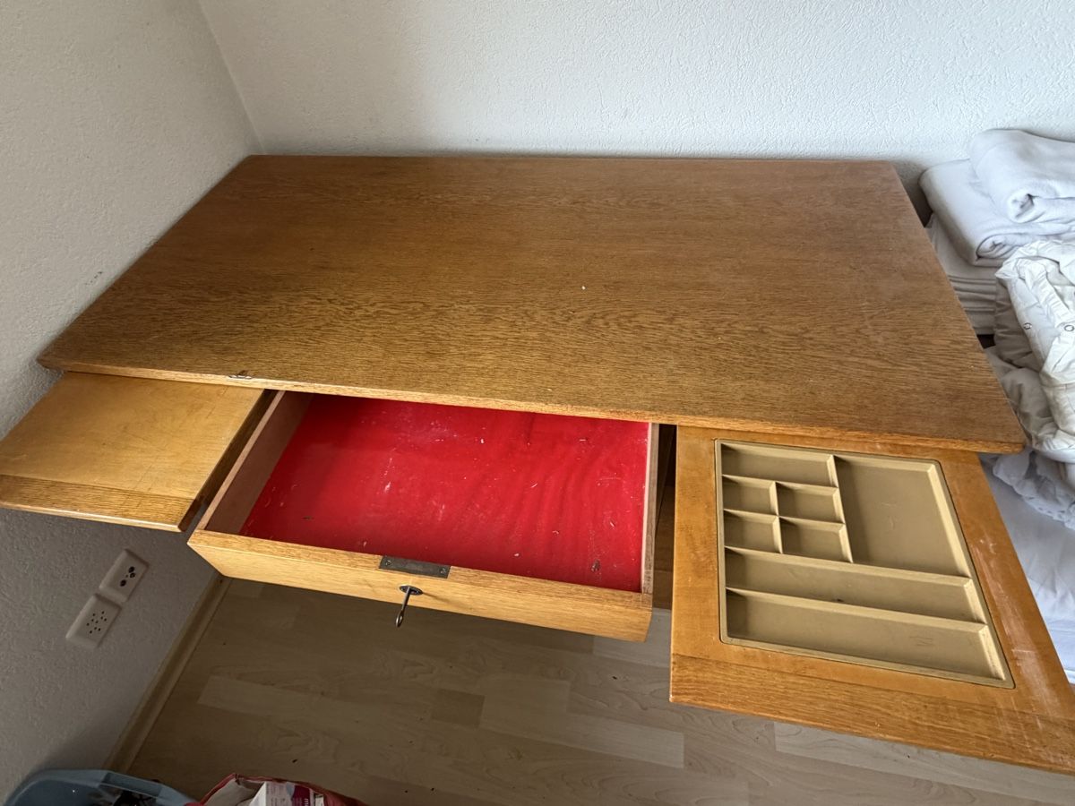 Schreibtische: Alter, massiver Schreibstisch – Gebraucht aus Aarau von Maeschi4 1