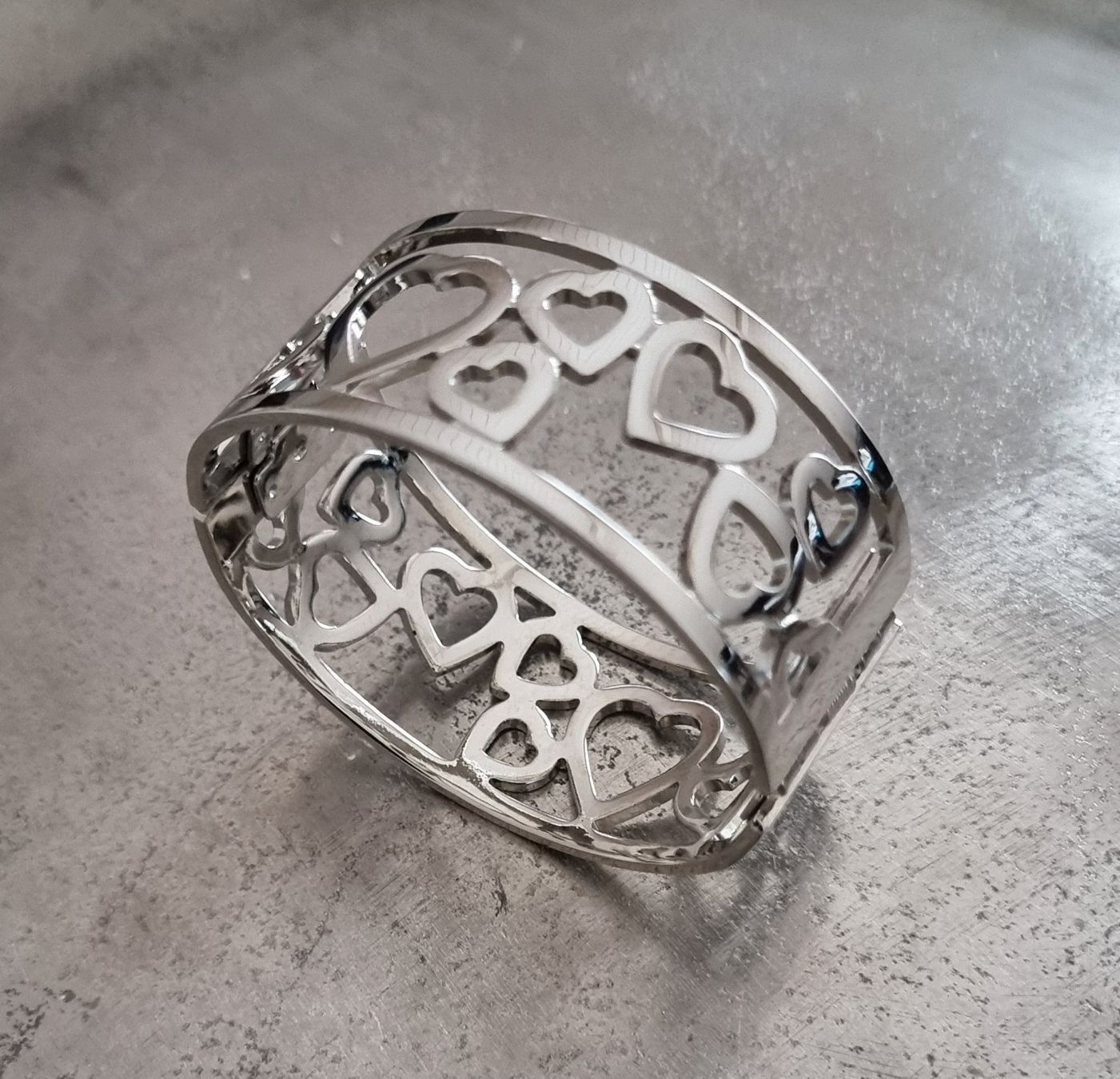 Bracciali & Braccialetti: ARMREIF,versilbert mit Herzen Motiv – Nuovo e nell'imballaggio originale da Frauenfeld venduto da Bleeddragon