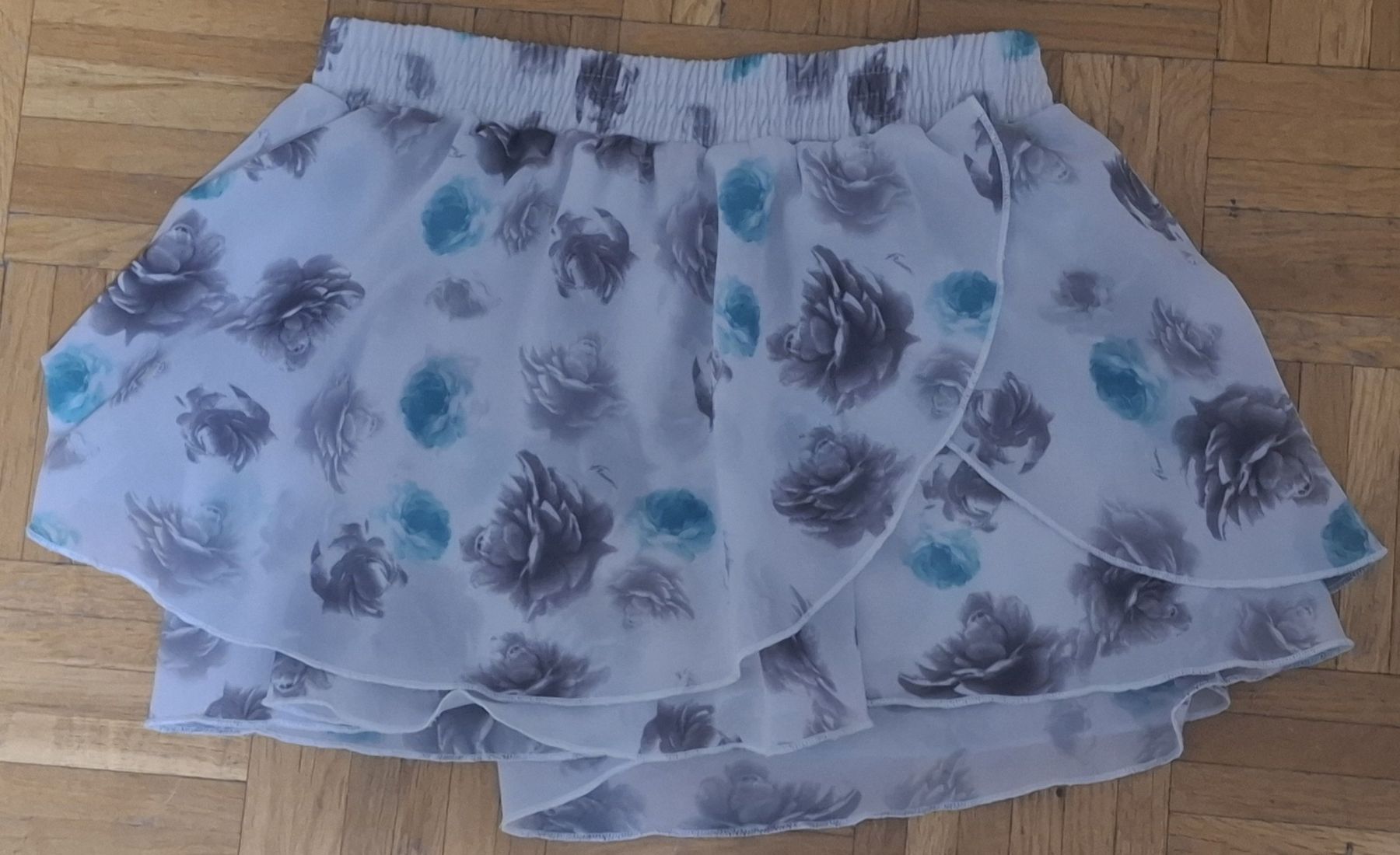 Kleider & Röcke: Jupe courte imprimée fleurs taille 134cm – Gebraucht aus Meyrin von Maribel81