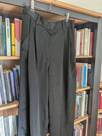Schwarze COS Anzughose Satin schwarz