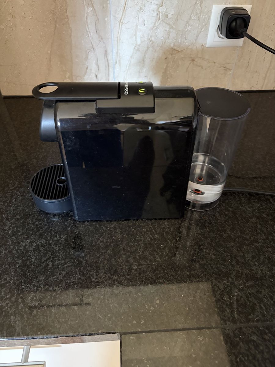 Nespresso Machines à café & Machines à expresso: Nespresso Magimix Coffee Machine Black Good Condition – D'occasion à Regensdorf par WetTowel42 1