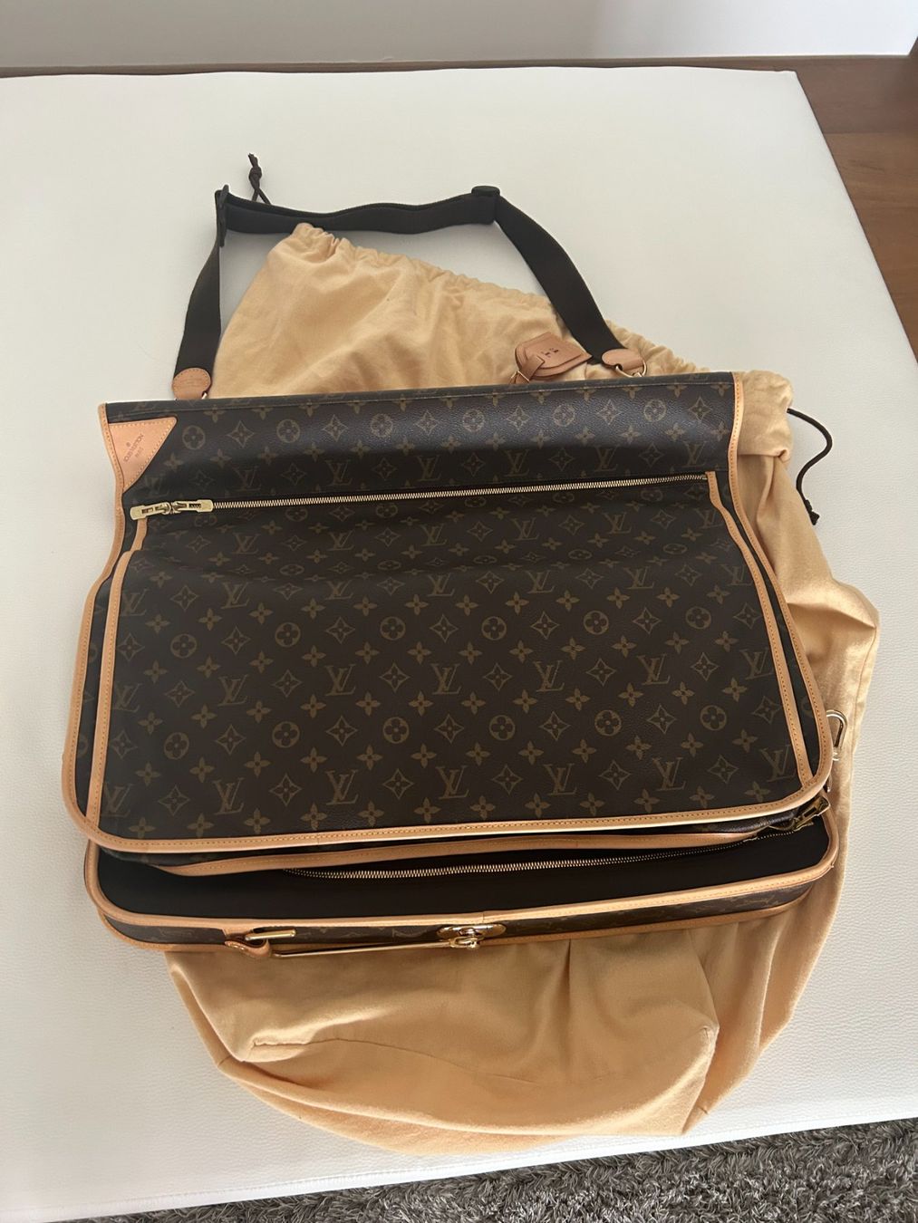 Louis Vuitton Taschen: Louis Vuitton Monogram Kleidersack mit Schultergurt Original – Gebraucht aus Horn von Mada72 1