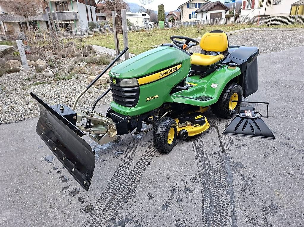 Rasenmäher: John Deere Rasentraktor X300R - mit Schneepflug – Gebraucht aus Plaffeien von ar01l842