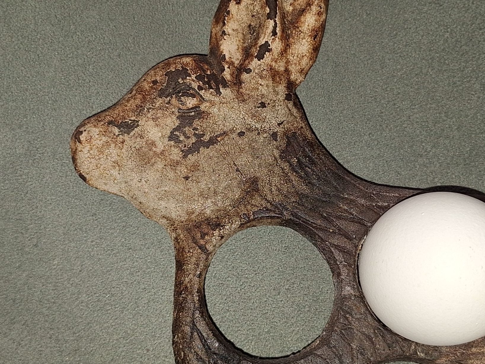 Teglie da forno: RUSTIKALER ANTIKER GUSSEISERNER EIERHALTER – Usato da spreitenbach venduto da lumbalplatte 3