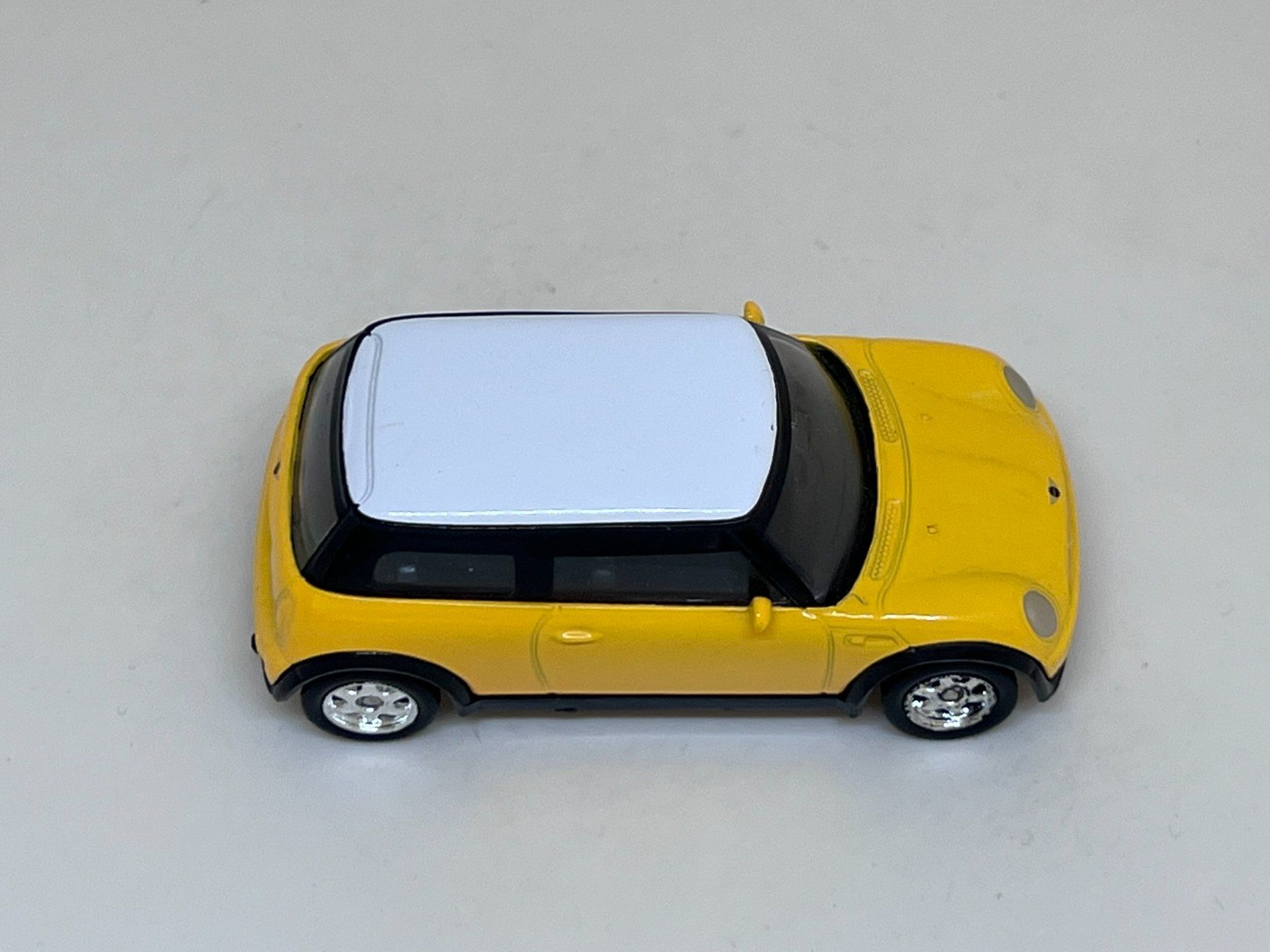 Welly Modellini d'auto: Welly Mini Cooper #27 – Usato da Wildegg venduto da LaaBoutique 1