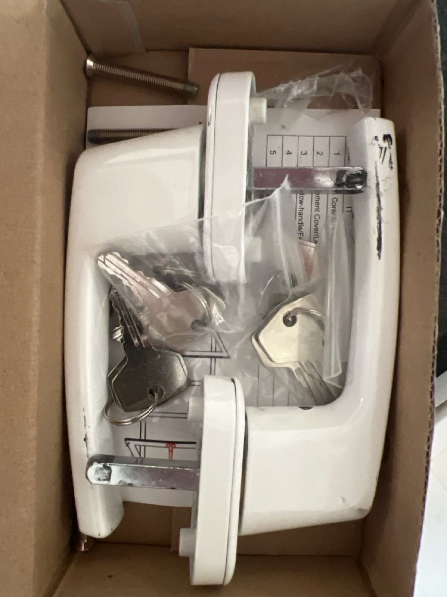 Finestre: 10x abschliessbare Fenstergriffe TecTake RL102 weiss  – Usato da Basel venduto da Isi_takes_it_easy 2