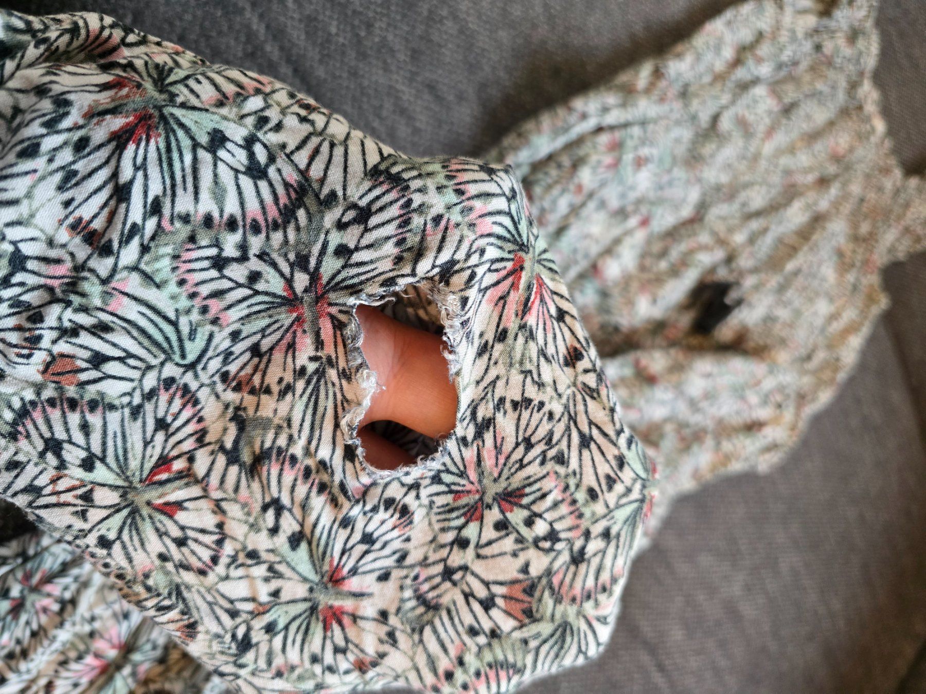 Tute: Jumpsuit ca. Gr. 116 mit Loch – Usato da Büttikon AG venduto da Amineah 1