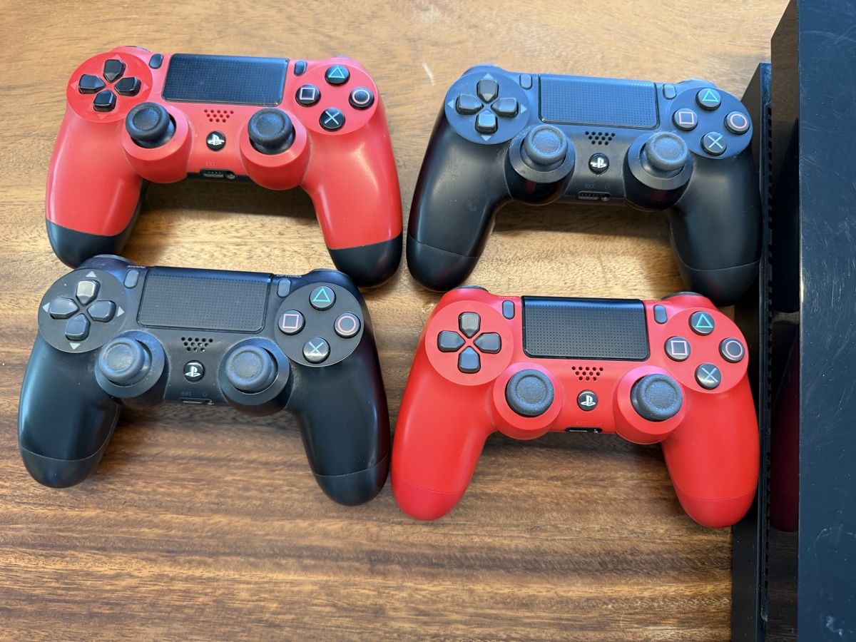 Sony Konsolen: PlayStation 4 inkl. 4 Controller – Gebraucht aus Hüttikon von Crosby8777 1