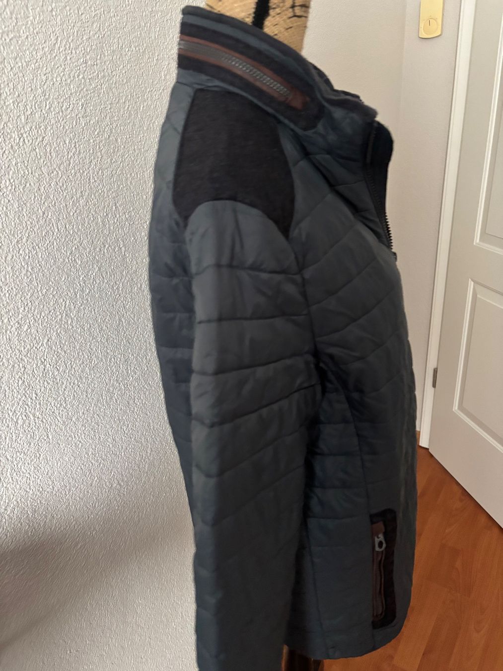 Giacche: Steppjacke Hybridjacke Globetrotter M Grau – Usato da Balsthal venduto da Uroby 2