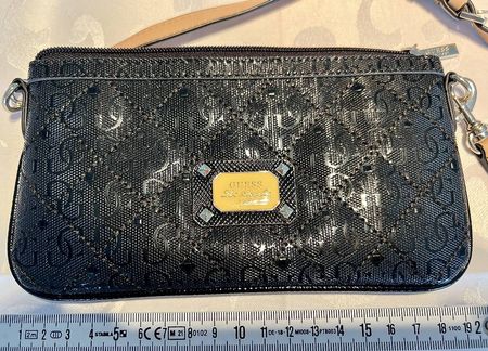 Guess, kleine praktische Schultertasche.