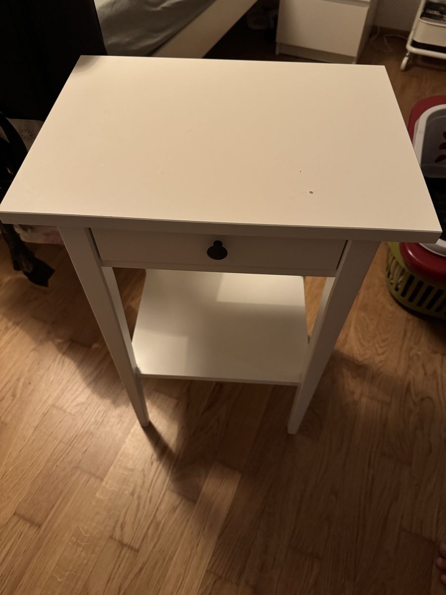 Comodini: Ikea Hemnes Nachttisch/ Beistelltisch – Usato da Liestal venduto da Jessivanaxx_ 1