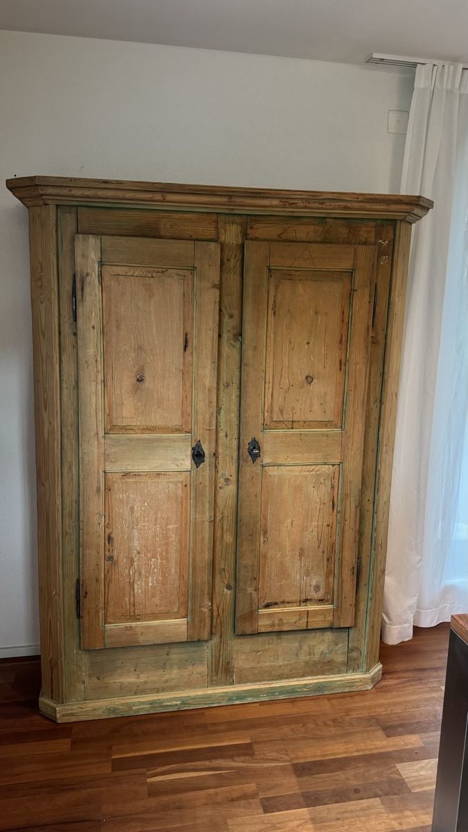 Armadi: Uralter Holzschrank – Usato da Sursee venduto da Apfirsich