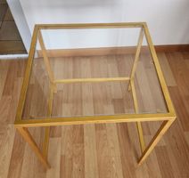 Glastisch mit goldfarbenen Gestell