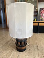 Antike Lampe mit Holz und Metallsockel und Stoffschirm