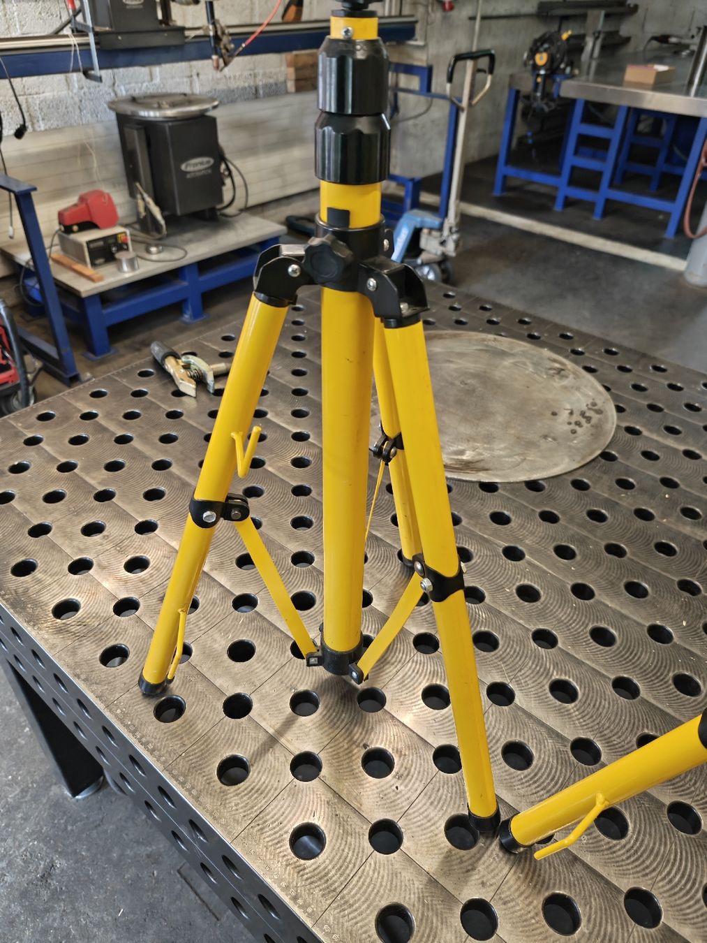 Supporti a parete: baustellen Scheinwerfer beine 2 stück – Usato da Attiswil venduto da JP1291 2
