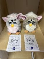 Zwei Furby Spielzeuge Hasbro mit Anleitungen gebraucht