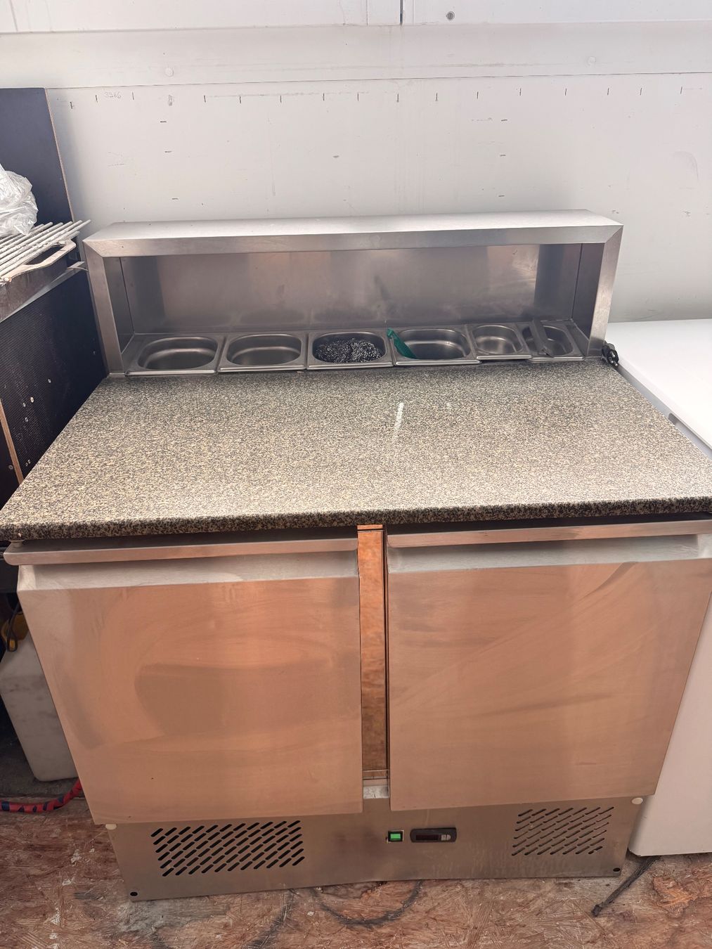 Ggm Gastro Appareils de cuisine: Pizzatisch – D'occasion à Ettiswil par Drivecafe