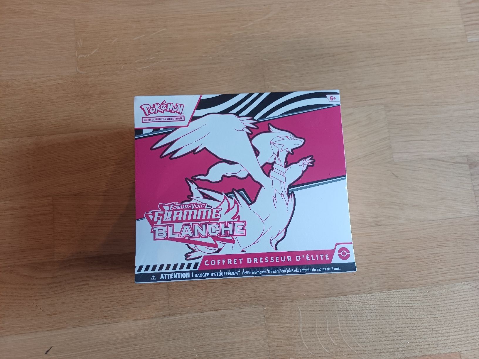 Pokémon Cartes à collectionner: ETB Flammes Blanche FR – Neuf avec emballage d'origine à Bernex par Adrieneagle