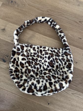 Kuschlige Handtasche mit Leopardenmuster neu