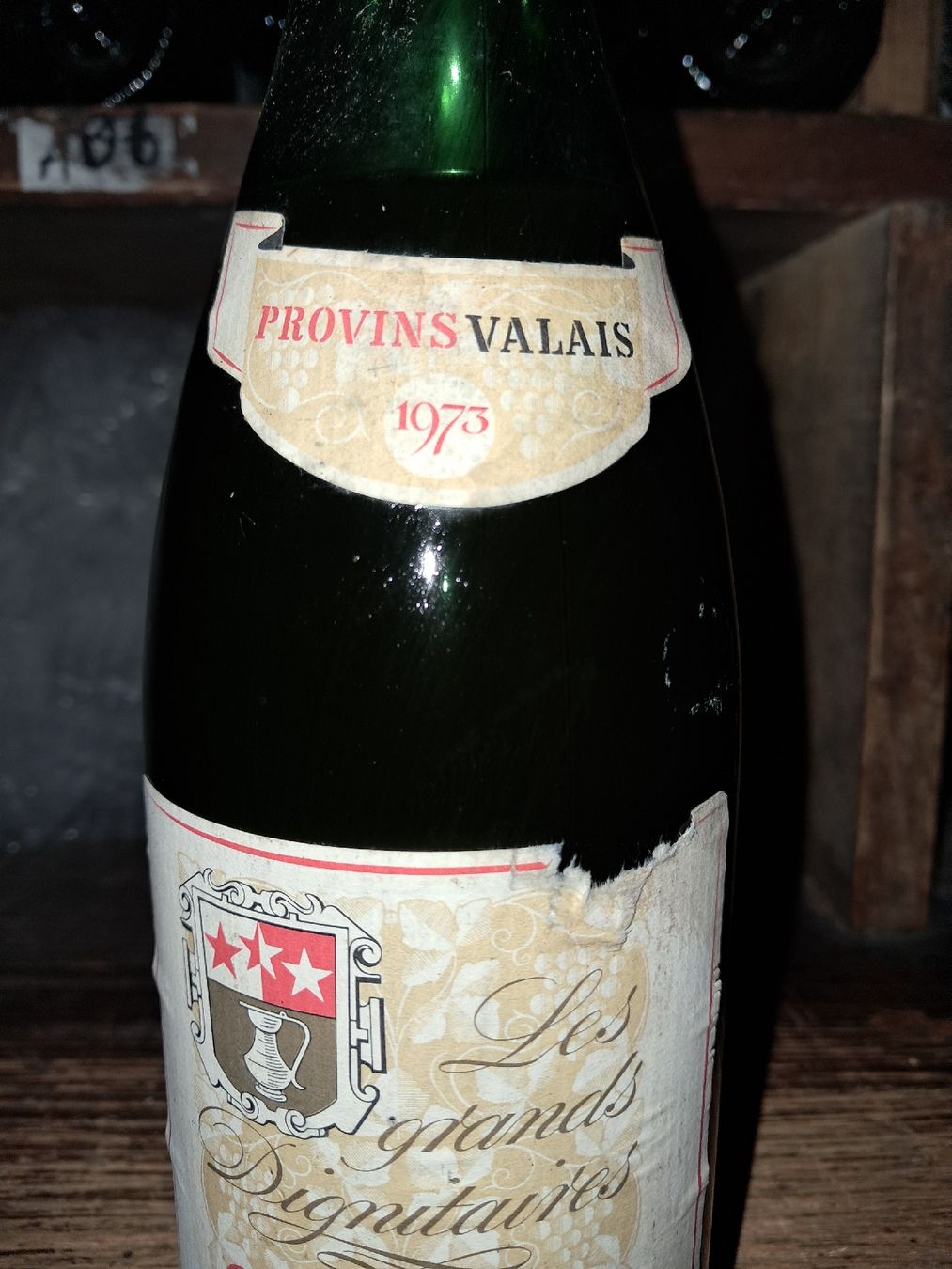 Vino: Dôle "Gloire du Rhône" 1973 – Nuovo e nell'imballaggio originale da Le locle venduto da juliensaran 2