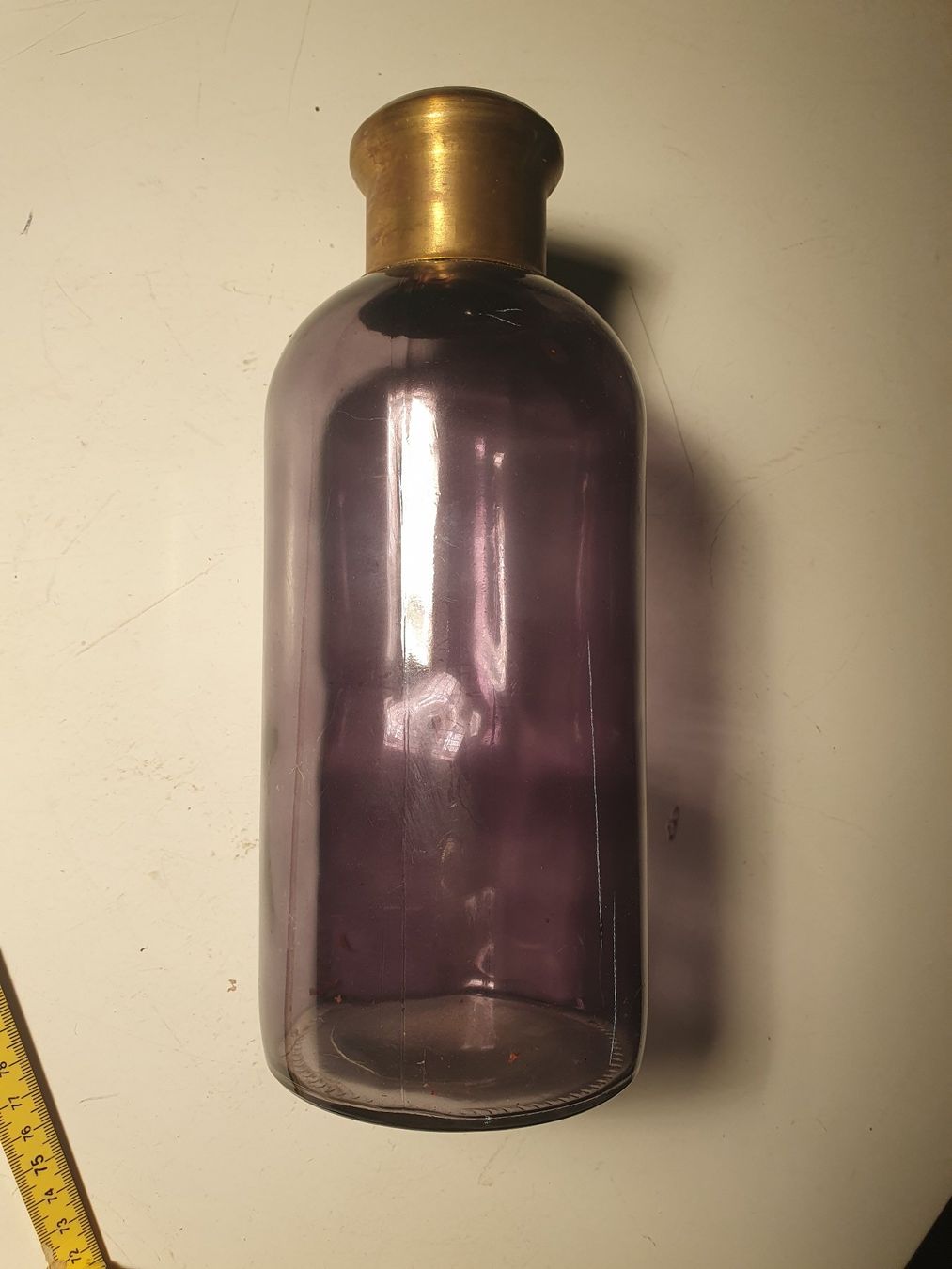 Alle Dekorationen: Dufkstäbliflasche violett mit Messingmantel – Gebraucht aus Zürich von loosebone