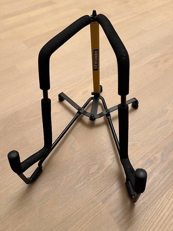Supports pour instruments & partitions: Hercules Gitarrenständer klappbar – D'occasion à Rümlang par sorabberg