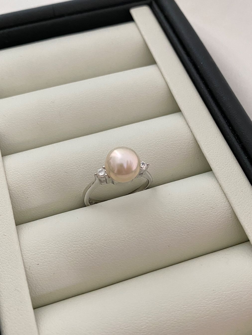 Anelli: 8.5mm Top Qualität Süsswasser Perle Ring – Nuovo e nell'imballaggio originale da Sarnen venduto da yingsperlen 2