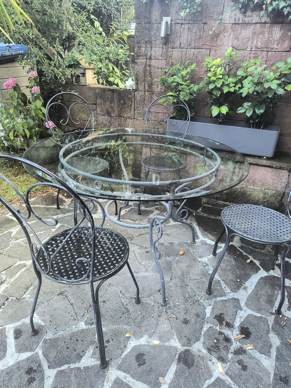 Set di tavolo e panche: Romantischer Gartentisch mit Glasplatte und 4 Stühlen – Usato da Rudolfstetten venduto da mirjamh70 1