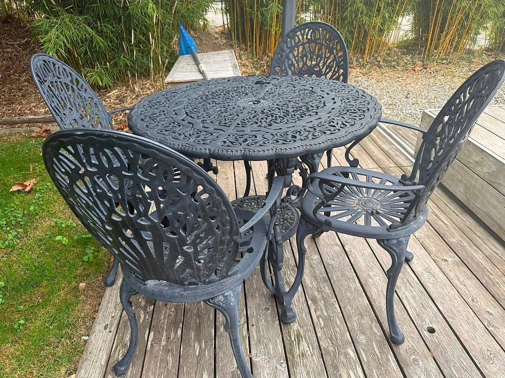Set de table et chaises: Massive Gartengarnitur im nostalgischen Stil  – D'occasion à Murten par vogu