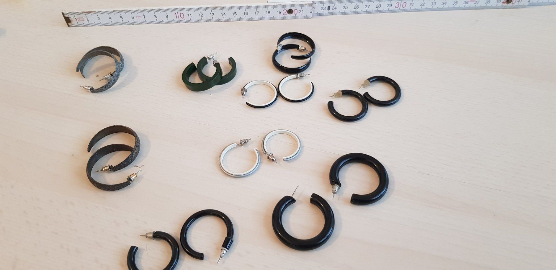 Altri gioielli: Modeschmuck Creolen Ohrringe Set, verschiedene Farben – Usato da WALTERSWIL SO venduto da thb_ybm8 1