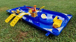 Wasserbahn mit Booten und Fahrzeugen