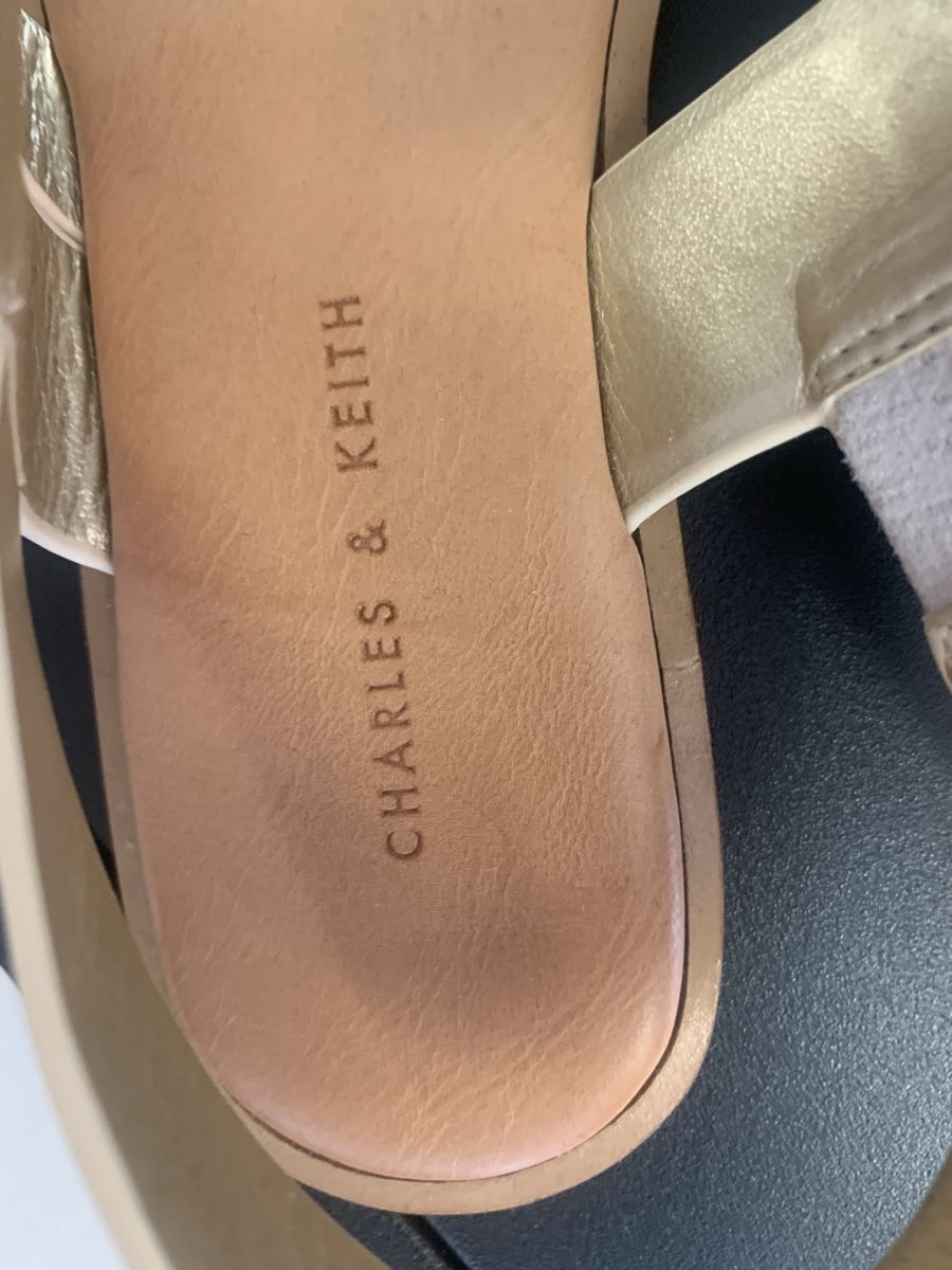 Scarpe da donna: Neuwertig metallisch Sandalen Gr 36 – Nuovo (secondo la descrizione) da Unterseen venduto da jpowers1971 5