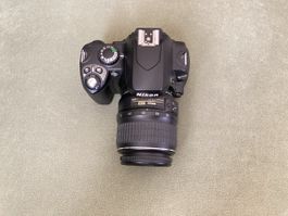 Nikon D40 +18-55. Shuttercount nur 2815!