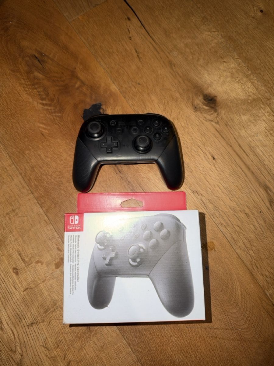 Nintendo Controller: Nintendo Switch Pro Controller schwarz guter Zustand – Usato da Gampelen venduto da joe_wr75 1