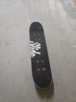 "Slide Skateboards" im pinken Monster-Design 