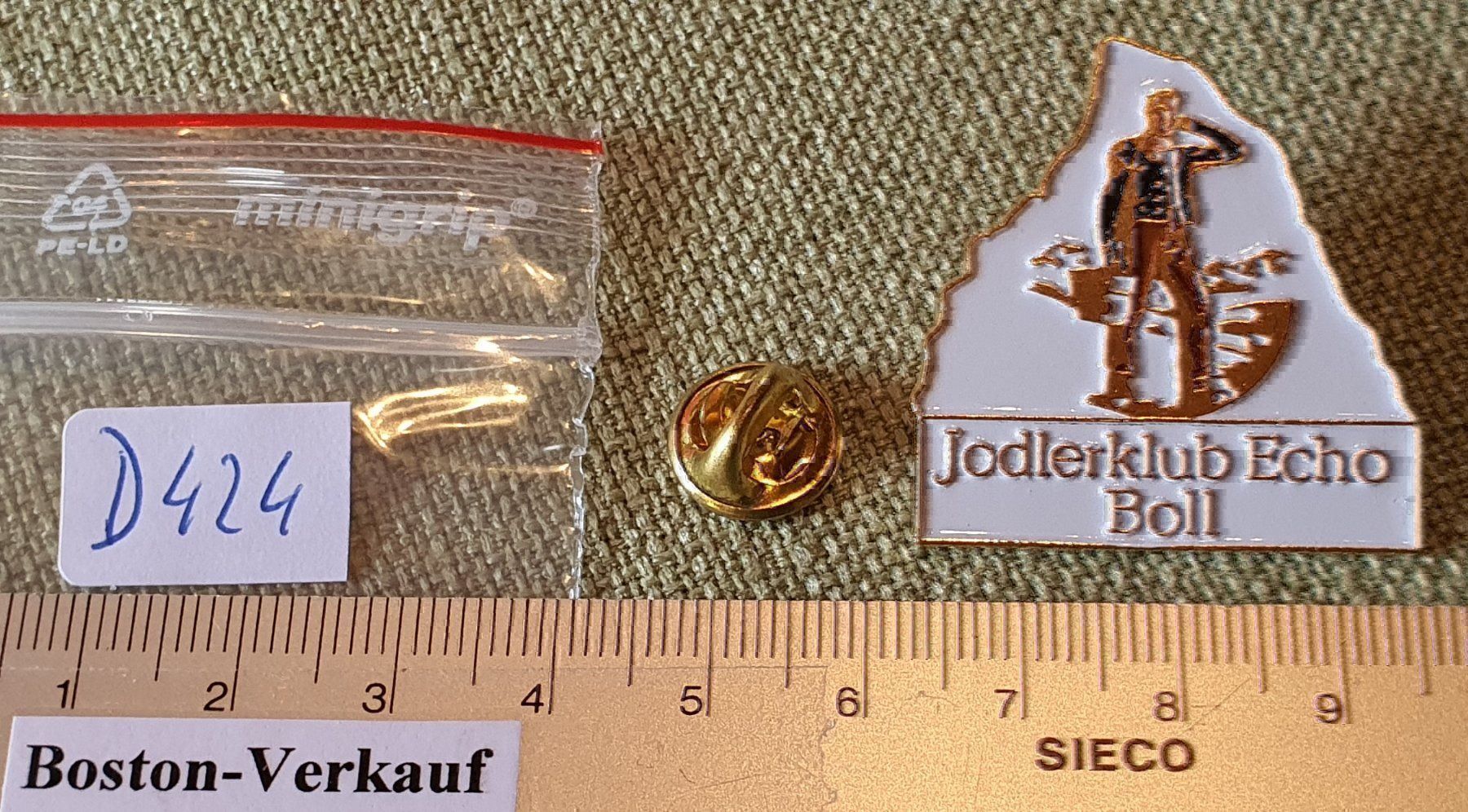 Kaffeerahmdeckel: D424 - Pin Jodlerklub Echo Boll Schweiz – Gebraucht aus Reinach BL von Boston-Verkauf 2
