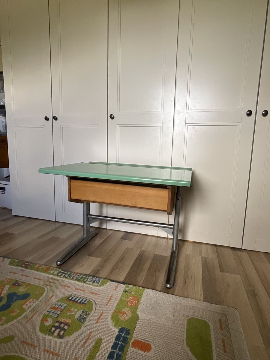 Schreibtische: Schreibtisch, Schülerpult – Gebraucht aus Gränichen von BrunnerS