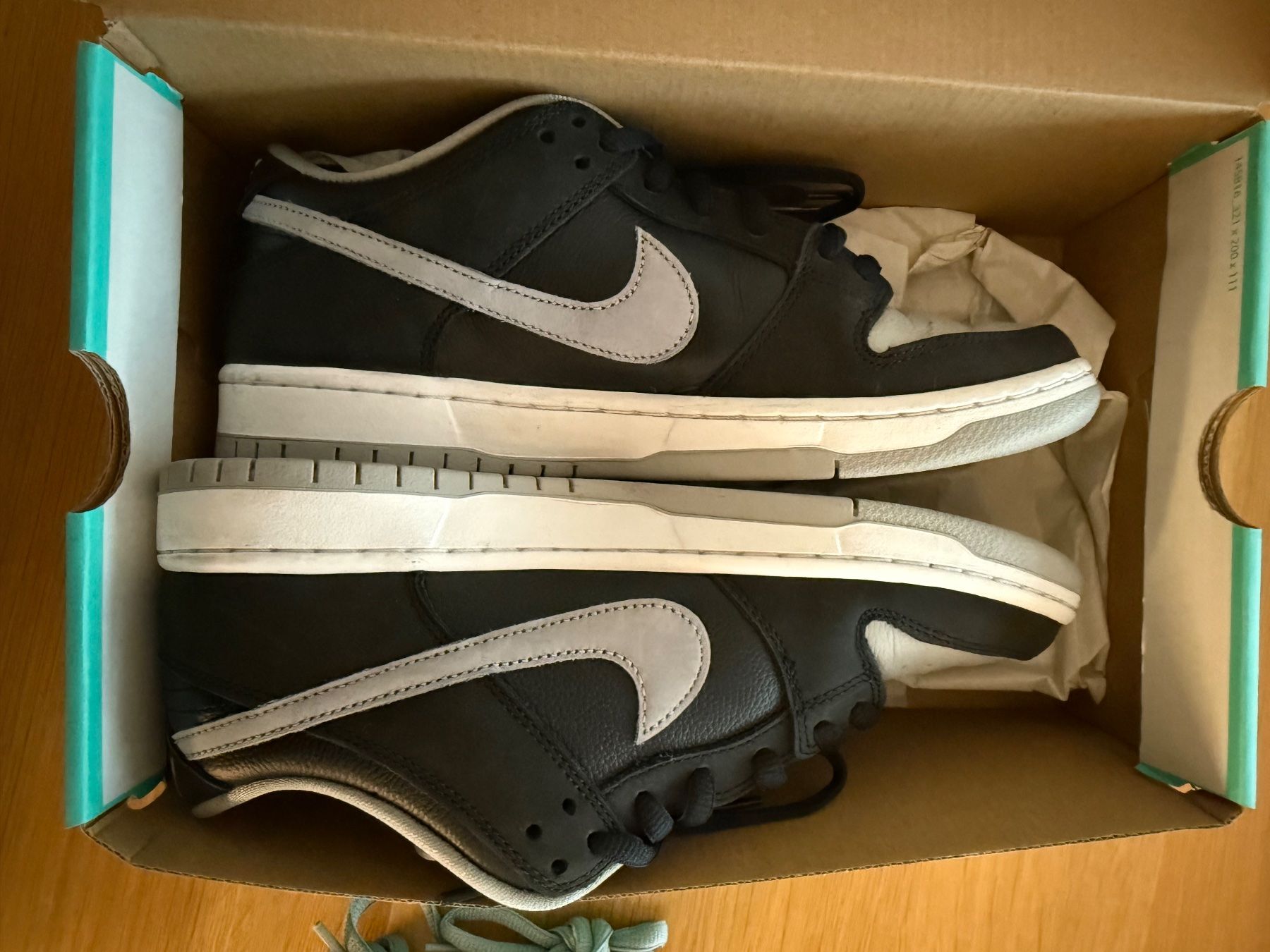 Nike Scarpe da uomo: Nike SB Dunk Low Pro, Grösse 42.5 black, grey & white – Usato da Basel venduto da Rouge. 5