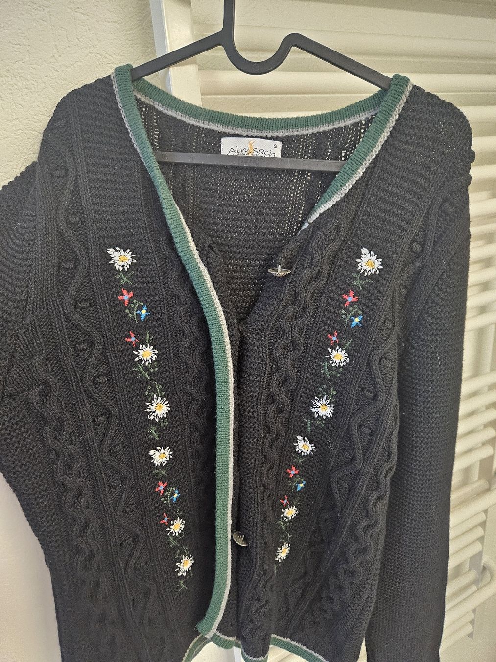 Vestes: Strickjacke Oktoberfest – D'occasion à Dübendorf par dancer90