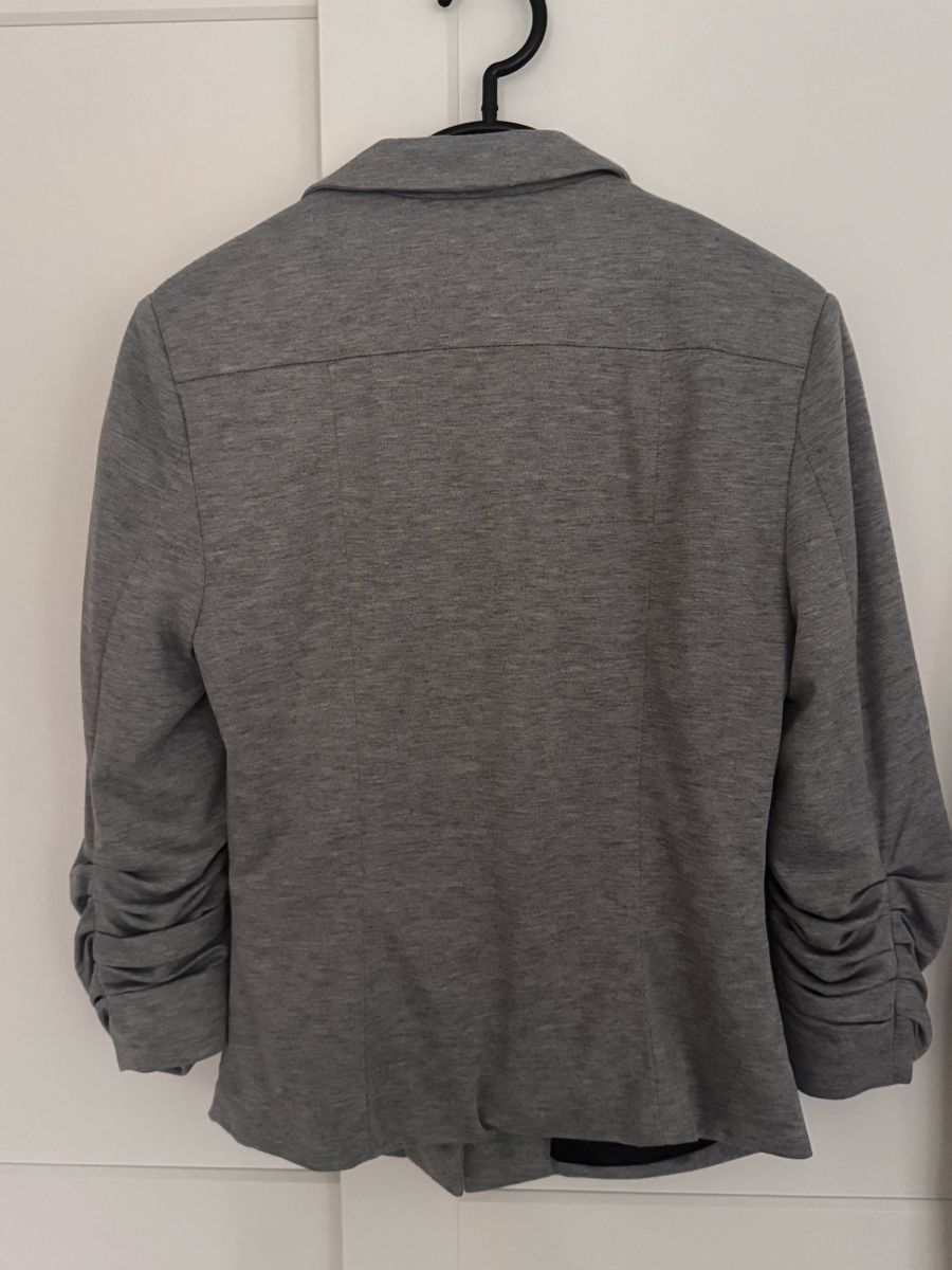 Only Jacken: Blazer gris Only, taille S, idéal pour le printemps! – Gebraucht aus La Chaux-de-Fonds von Sabinchenn 1
