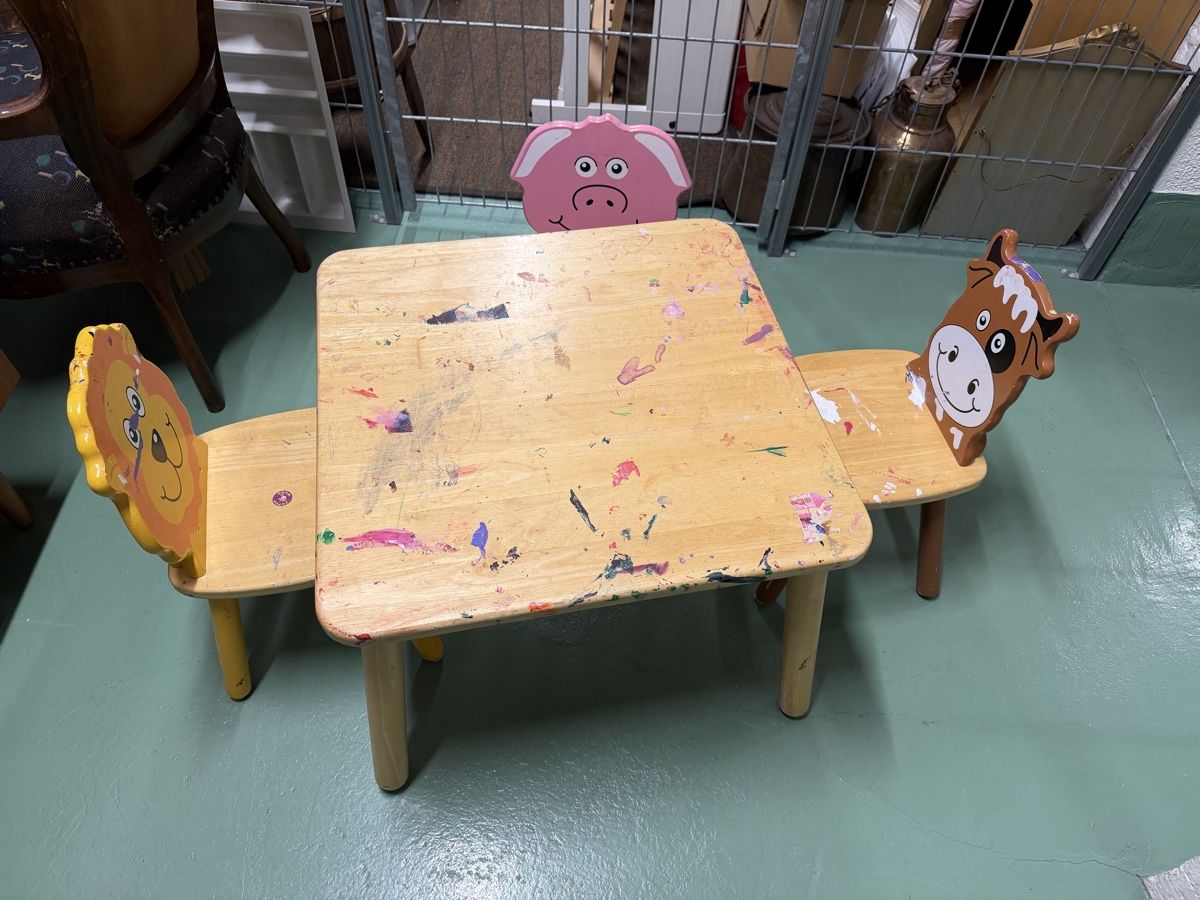 Set di tavolo e panche: Kleinkindertisch mit lustigen Tierstühlen – Usato da Zürich venduto da Sebi999