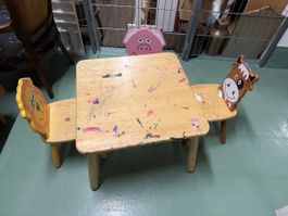Kleinkindertisch mit lustigen Tierstühlen